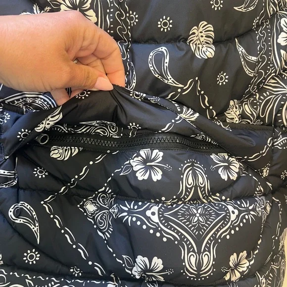 Roxy Black and White Paisley Puffer Jacket/ski layer - Picture 3 of 10